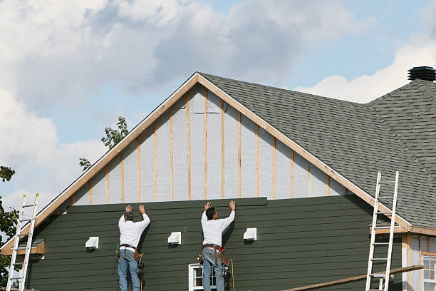Professional Siding technician working in Moore, SC